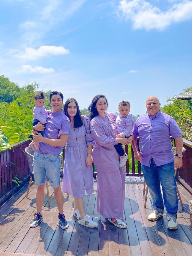 Bak Kakak Adik, Ini 7 Momen Kompak Angbeen Rishi dan Ibu Tirinya Saat Asuh Buah Hati