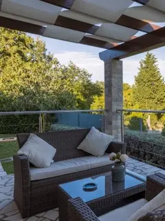 Ilustrasi Teras Rumah Estetik (Credit: Alen Rojnić/Unsplash)