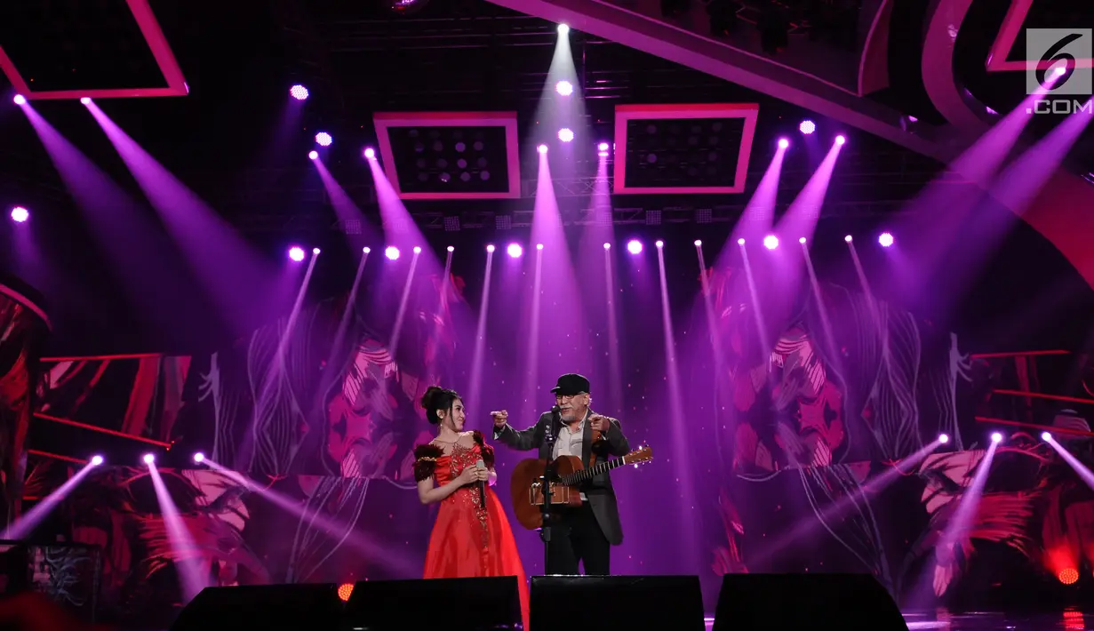 Duet Iwan Fals dan Via Vallen menyanyikan lagu dangdut pada Konser Raya 23 Tahun Indosiar di JCC, Jakarta, Kamis (11/1). Iwan Fals untuk pertama kalinya akan ditantang menyatukan diri dengan Indosiar. (Liputan6.com/Helmi Fithriansyah)