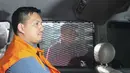 Muhammad Adami Okta di dalam mobil usai di periksa KPK di Jakarta, Selasa (20/12). Adami Okta ditetapkan sebagai tersangka oleh KPK setelah dilakukan pengembangan penyelidikan dari operasi tangkap tangan (OTT). (Liputan6.com/Helmi Affandi)