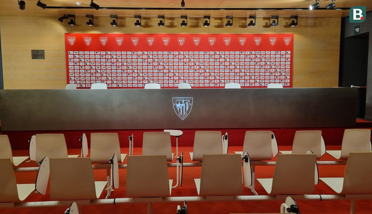<p>Penampakan ruang konferensi pers Athletic Bilbao saat Tur Stadion San Mames (10/1/2024). (Bola.com/Yus Mei Sawitri)</p>
