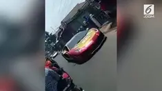 Perjalanan ambulans yang melintas tertunda akibat terhalang oleh barisan konvoi mobil-mobil mewah yang melintas.