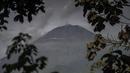 Gunung Semeru tampak tenang setelah erupsi sehari sebelumnya di Lumajang, Jawa Timur pada Minggu (17/1/2021). Gunung Semeru kembali erupsi dan mengeluarkan awan panas guguran sejauh 4,5 kilometer pada Sabtu (16/1). (Juni Kriswanto / AFP)