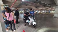Pengunjung IMOS 2022 lebih tertarik test ride motor listrik. (Septian/Liputan6.com)