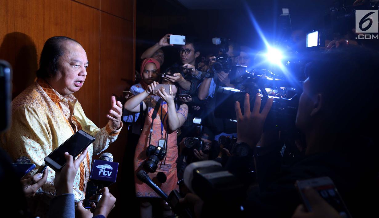 Pendiri Mayapada Group Dato Sri Tahir memberi keterangan pers usai menukarkan dolar AS dan dolar Singapura, Jakarta, Senin (15/10). Pengusaha 66 tahun kelahiran Surabaya ini menukarkan dolarnya merupakan inisiatif pribadi. (Liputan6.com/Johan Tallo)