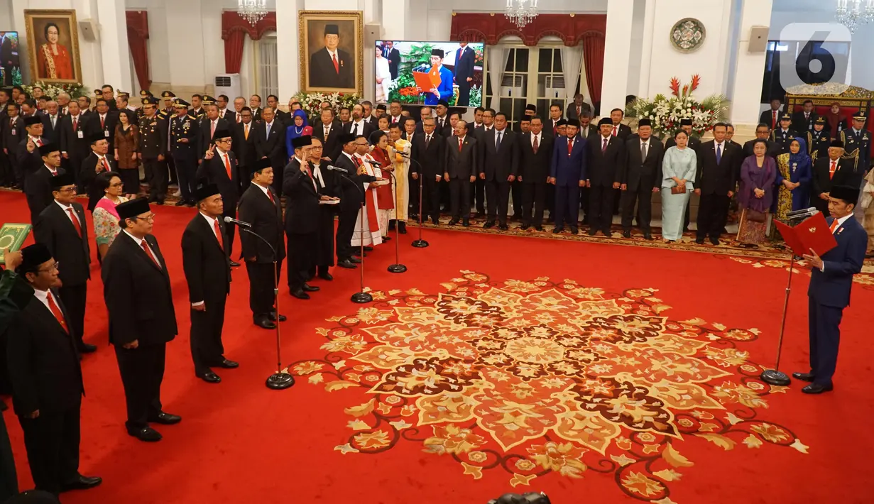 Presiden Joko Widodo (Jokowi) mengambil sumpah jajaran menteri dalam rangkaian pelantikan Kabinet Indonesia Maju di Istana Negara, Jakarta, Rabu (23/10/2019). Sebanyak 34 menteri dan empat pejabat setingkat menteri Kabinet Indonesia Maju periode 2019-2024 resmi dilantik. (Liputan6.com/Angga Yuniar)