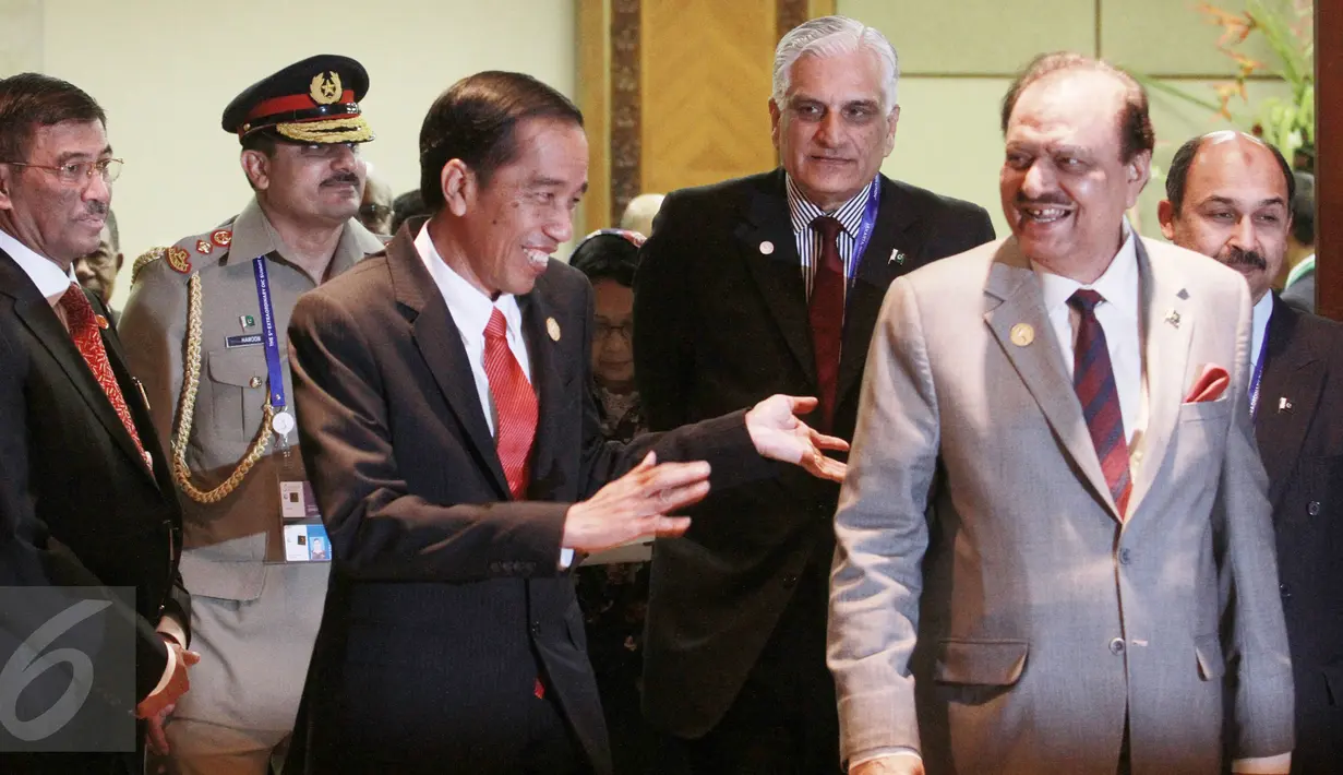 Presiden Joko Widodo saat menerima Presiden Pakistan Manoon Hussain di sela KTT Luar Biasa OKI di Jakarta, Senin (7/2/2016). Pertemuan membahas peranan negara Islam dalam proses perdamaian Palestina-Israel. (Liputan6.com/Faizal Fanani)