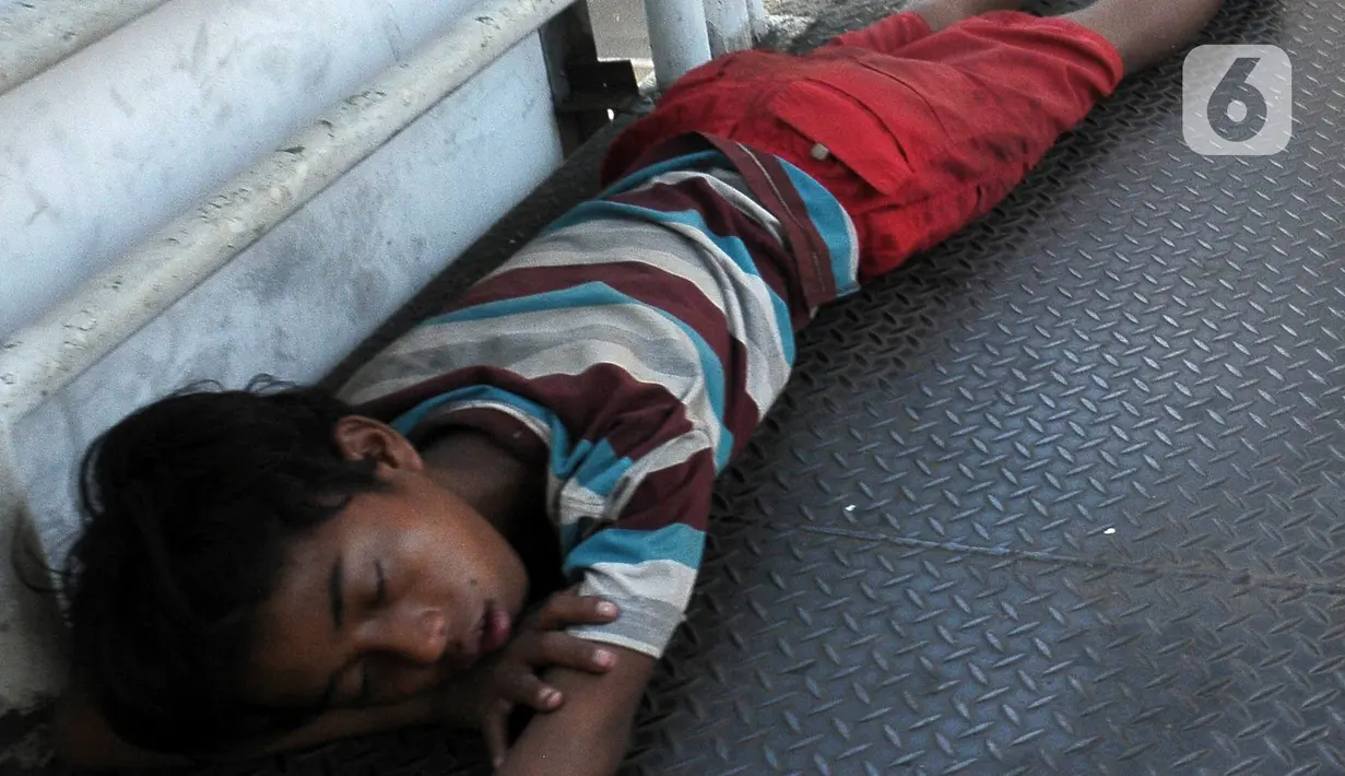 Anak jalanan ini adalah anak yang berusia di bawah umur dan menghabiskan sebagian atau bahkan seluruh waktunya di jalanan. Mereka seharusnya menjadi tanggung jawab pemerintah yang perlu diperhatikan secara khusus. (merdeka.com/Imam Buhori)