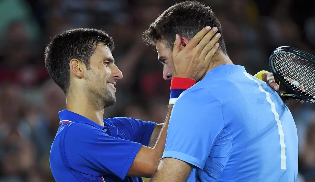 Novak Djokovic (kiri) memberikan selamat kepada Juan Martin Del Potro usai pertandingan tenis tunggal putra Olimpiade Rio 2016, Brasil,(8/8). Petenis nomor satu dunia tersebut kalah dengan petenis yang berperingkat 145 dunia. (REUTERS / Toby Melville)