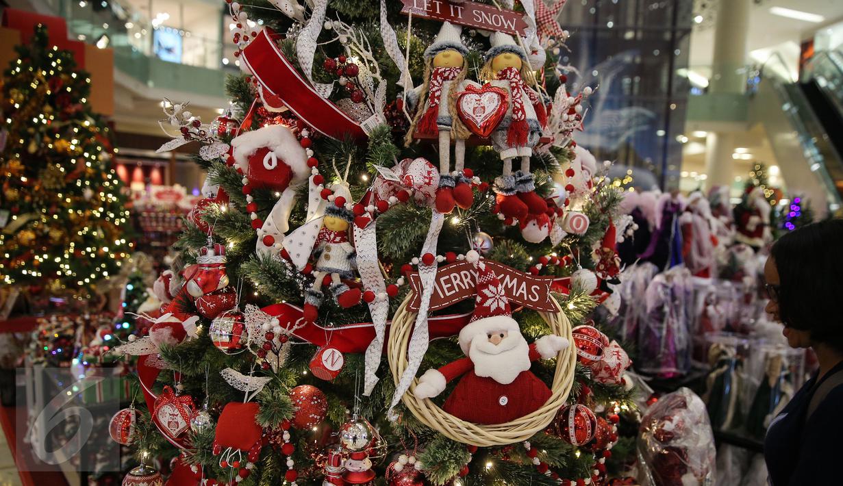 Pengunjung memilih beberapa pernak-pernik natal yang dijual di Mall Gandaria City, Jakarta, Rabu (9/12/2015). Jelang perayaan hari raya umat Kristen, berbagai pernak-pernik dan hiasan rumah bertema Natal kini mulai marak. (Liputan6.com/Faizal Fanani)