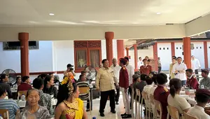 Presiden Prabowo Subianto makan siang bersama siswa Sekolah Rakyat Menengah Pertama (SRMP) 17 Tabanan, Bali, Minggu (7/6/2026). (Liputan6.com/Lizsa Egeham)