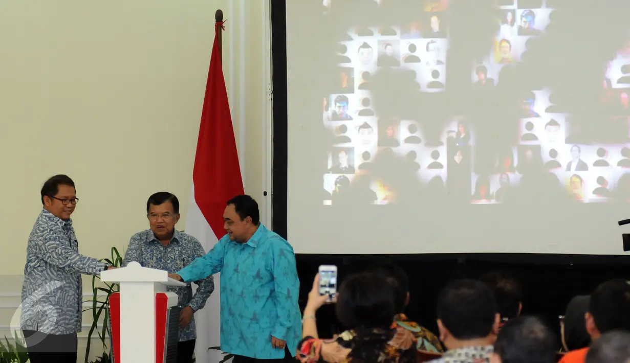 Wakil Presiden, Jusuf Kalla (tengah) bersama Menkominfo Rudiantara saat peluncuran Jaringan Wartawan Anti Hoax di Jakarta, Jumat (28/4). Selain meresmikan Jawarah, JK juga menyaksikan pemberian penghargaan HPN 2017. (Liputan6.com/Helmi Fithriansyah)