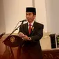 Presiden Joko Widodo memberikan sambutan saat acara pemberian penghargaan kepada sejumlah kepala daerah yang berprestasi di Istana Negara, Jakarta, Selasa (28/4/2015). Penghargaan ini diberikan dalam rangka hari otonomi daerah (Liputan6.com/Faizal Fanani)