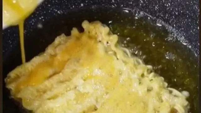 Cara Baru Makan Mi Instan Goreng, Benar-Benar Digoreng Bukan Direbus