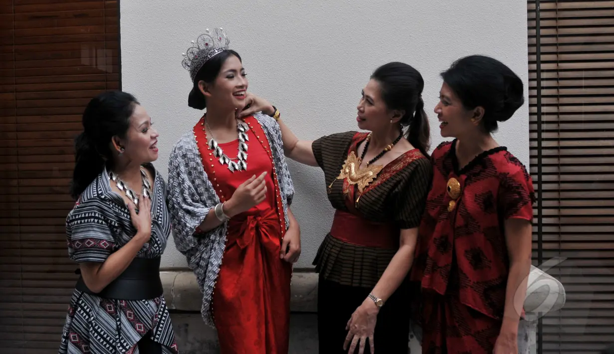 Pendiri Manjusha, Ria Glenn (kiri) bersama Terry W Supit (kedua kanan) dan Yani Soemali (kanan) berbincang dengan Putri Indonesia 2015, Anindya (kedua kiri) usai digelarnya Simphony Indonesia di Jakarta, Rabu (13/5). (Liputan6.com/Johan Tallo)