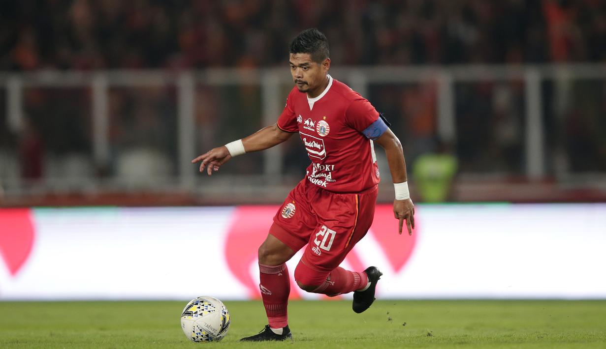 Stiker Persija Jakarta, Bambang Pamungkas, saat melawan Persebaya Surabaya pada laga Liga 1 di SUGBK, Jakarta, Selasa (17/12). Bepe mengakhiri kariernya pada musim ini. (Bola.com/Yoppy Renato)
