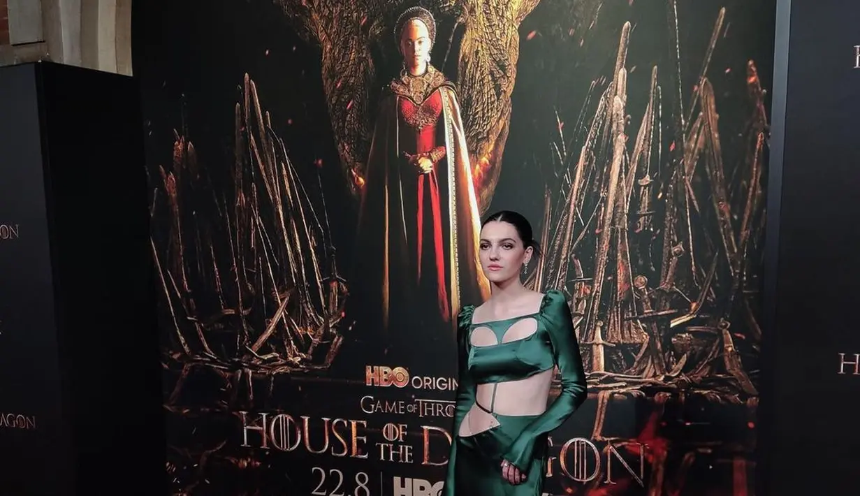 Di Amsterdam, pesona misterius Emily Carey terlihat dengan mengenakan cutout satin dress berwarna hijau. Dipadukan heels silver yang membuatnya stunning. (instagram/theemilycarey)