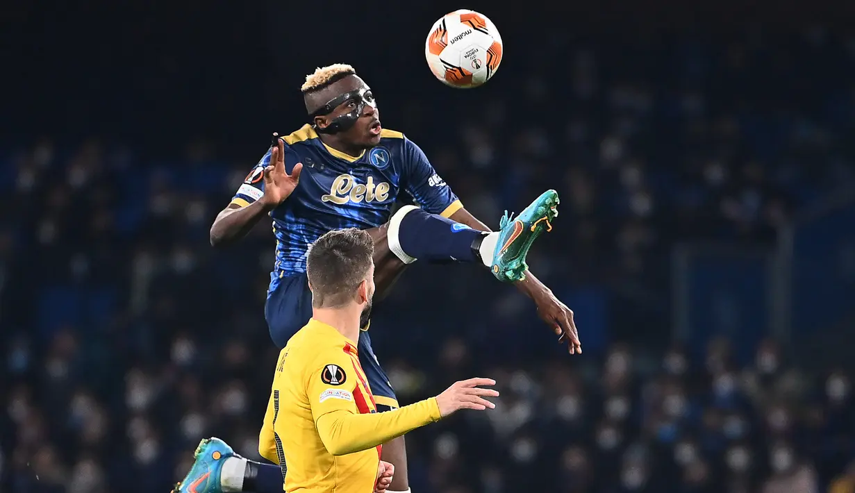 Di awal babak kedua, Napoli masih tampil terburu-buru menuju daerah pertahanan Barcelona. Imbasnya, Victor Osimhen dan kawan-kawan kesulitan memperoleh peluang matang. (AFP/Andreas Solaro)