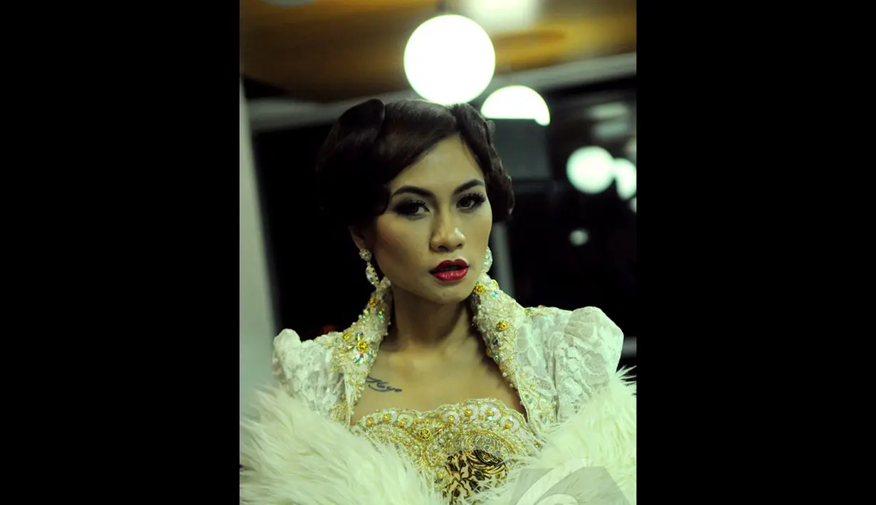 Saras Kyo menunjukkan kepiawaiannya bergaya dalam balutan etnik yang glamor , Jakarta, Kamis (1/10/2014) (Liputan6.com/Faisal R Syam) 