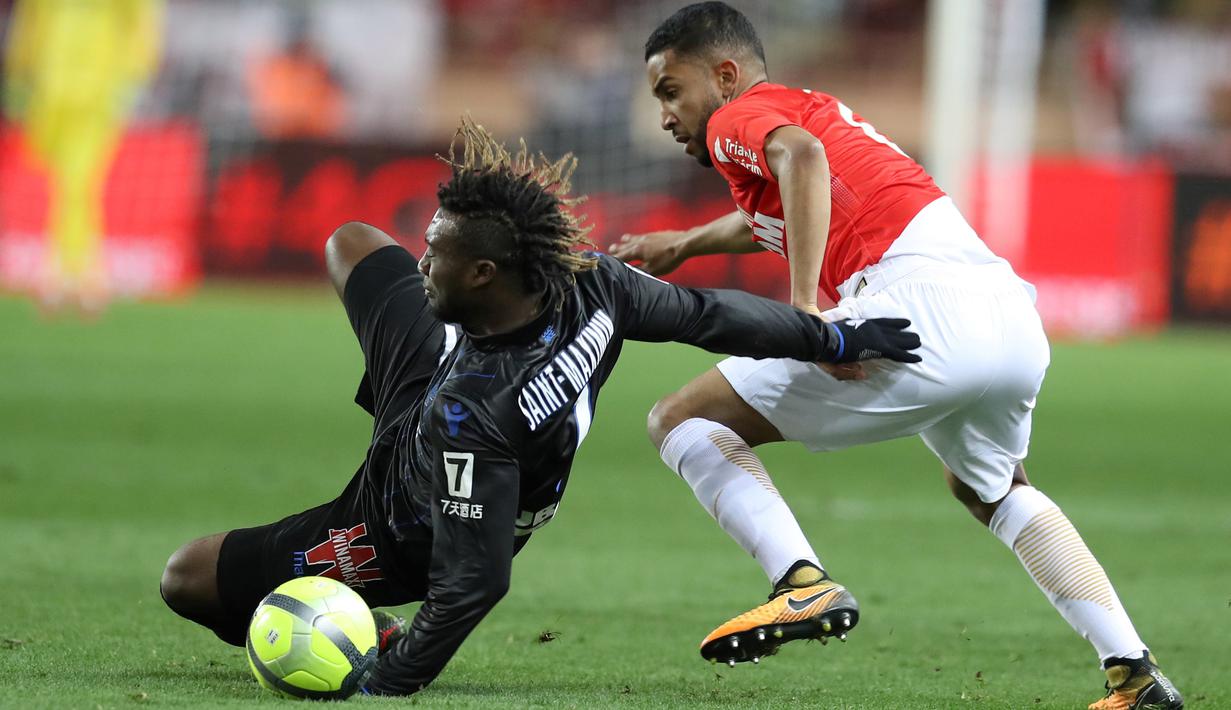 Pemain Nice, Allan Saint-Maximin (kiri) jatuh saat melewati adangan pemain Monaco, Jorge (kanan) pada lanjutan Ligue 1 di Louis II Stadium, Monaco, (16/1/2018). AS Monaco bermain imbang 2-2 dengan Nice. (AFP/Valery Hache)