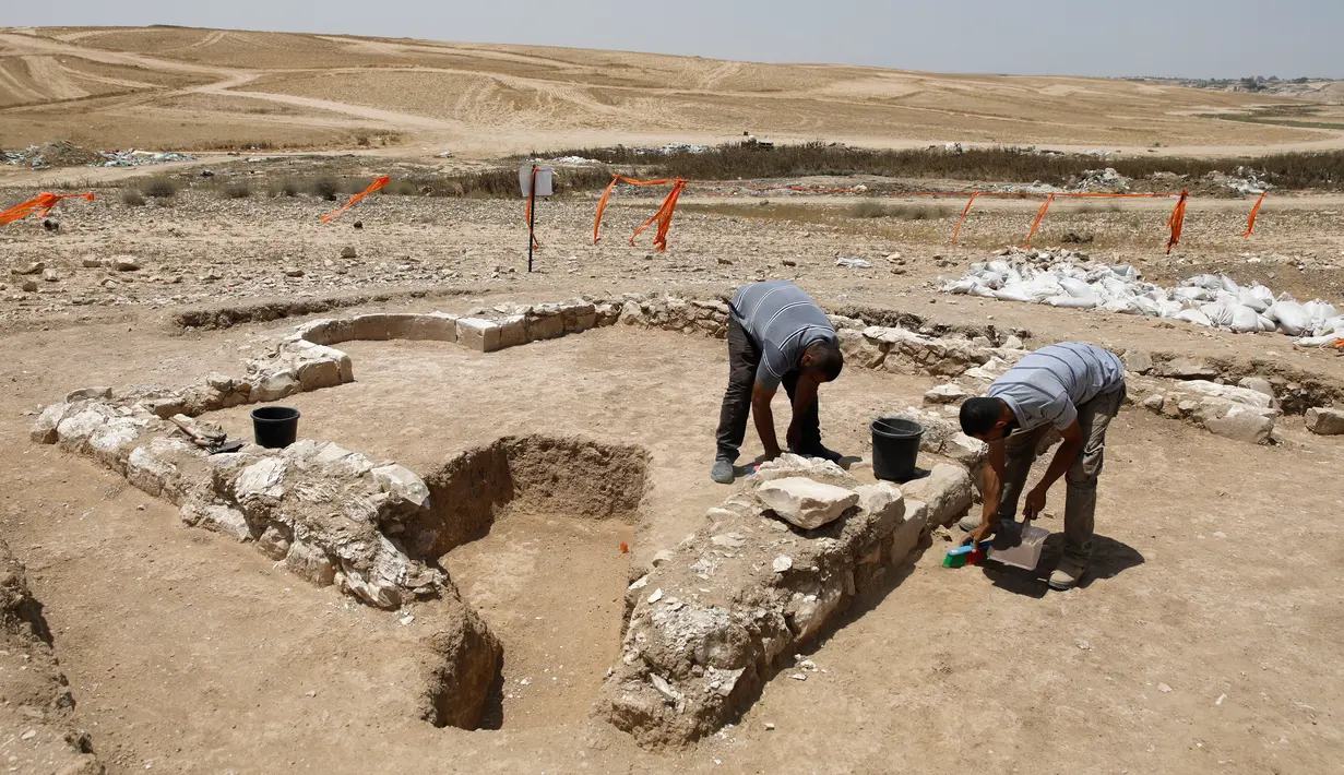 Pekerja dari otoritas barang antik Israel meneliti reruntuhan salah satu masjid kuno yang baru ditemukan di kota Rahat, gurun Negev pada 18 Juli 2019. Situs masjid kuno itu ditemukan tanpa sengaja dalam sebuah proyek pembangunan di daerah setempat. (MENAHEM KAHANA/AFP)