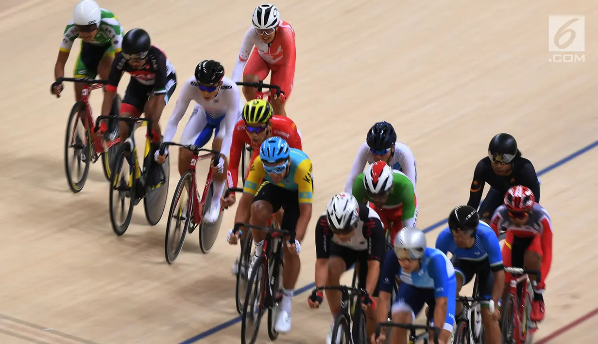 Pesepeda beradu cepat dalam laga balap sepeda Omnium Putra nomor Individual Pursuit 4.000 meter di Jakarta Internasional Velodrome, Kamis (30/8). Pesepeda Indonesia Nandra Eko Wayudi berhasil mencapai peringkat enam. (Merdeka.com/Imam Buchori)