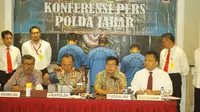 Kepolisian, KPU dan Bawaslu Jawa Barat menggelar konferensi pers di Mapolda Jawa Barat, soal hasil OTT dugaan gratifikasi pelolosan seleksi bakal pasangan calon kepala daerah dalam Pilkada Garut. (Sumber foto : media center KPU Jabar)