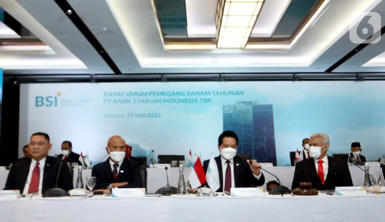 Direktur Utama BSI Hery Gunardi (kedua kanan) saat paparan Rapat Umum Pemegang Saham Tahunan (RUPST) PT Bank Syariah Indonesia Tbk di Jakarta (27/05/2022). Sepanjang kuartal I 2022, BSI mencatat penyaluran pembiayaan sebesar Rp 177,51 triliun, tumbuh 11,59 persen yoy dengan komposisi pembiayaan konsumer tumbuh 20,73 persen, pembiayaan mikro tumbuh 22,42 persen, dan gadai emas tumbuh 8,96 persen. (Liputan6.com/HO/BSI)