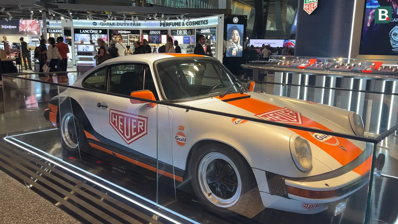 Mobil di Bandar Udara Internasional Hamad di Doha, Qatar