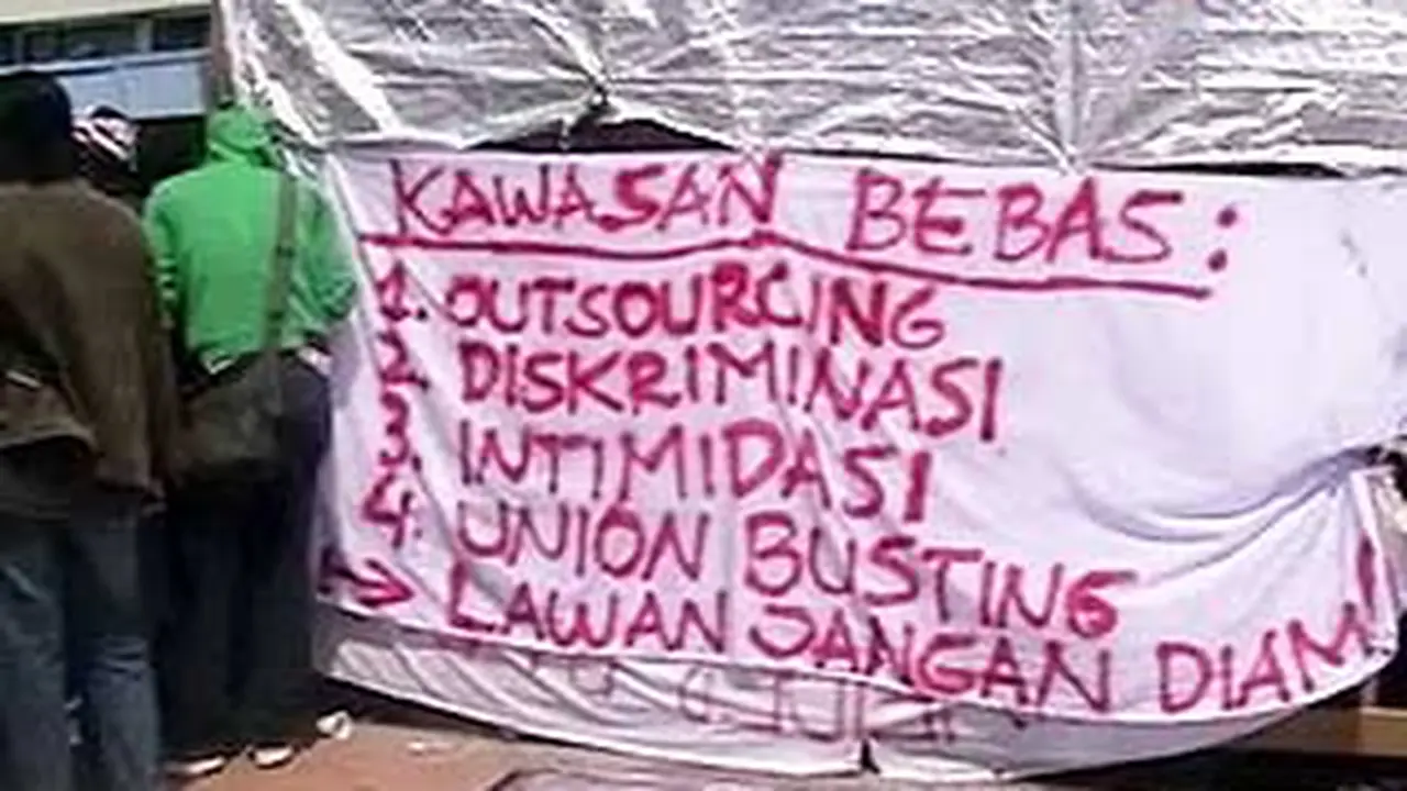 120613ddemo-buruh.jpg