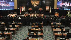 Ketua Pengadilan Tinggi DKI Jakarta Syahrial Sidik membacakan sumpah bagi sejumlah anggota DPRD DKI Jakarta yang terpilih dalam Pemilu 2019 di Gedung DPRD DKI Jakarta, Senin (26/8/2019). Sebanyak 106 anggota DPRD DKI Jakarta 2019-2024 resmi dilantik hari ini. (merdeka.com/Iqbal S Nugroho)