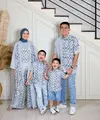 Baju sarimbit keluarga dengan tema wastra diprediksi juga jadi tren 2024. Seperti tampilan keluarga Tya Ariestya dan keluarga yang kompak kenakan baju sarimbit batik warna biru cerah. [@tya_ariestya]