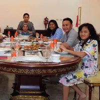 Ussy Sulistiawaty mengajak Andhika Pratama dan keempat anak mereka bertemu Sugianto Sabran, mantan suaminya. Mantan suami istri dengan keluarga baru itu terlihat rukun di meja makan. (instagram.com/ussypratama)