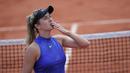 Elina Svitolina memberikan ciuman kepada fans usai mengalahkan petenis Kroasia, Petra Martic pada turnamen dPrancis Terbuka di Roland Garros stadium, Paris, (7/6/2017). (AP/Christophe Ena)