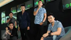 Gaya grup band Hijau Daun saat mengikuti sesi pemotretan di Liputan6.com, Jakarta, Kamis (7/1/2016). Hijau Daun merilis 4 buah single terbaru sekaligus setelah sempat vakum di industri musik Tanah Air beberapa tahun terakhir (Liputan6.com/Helmi Afandi)