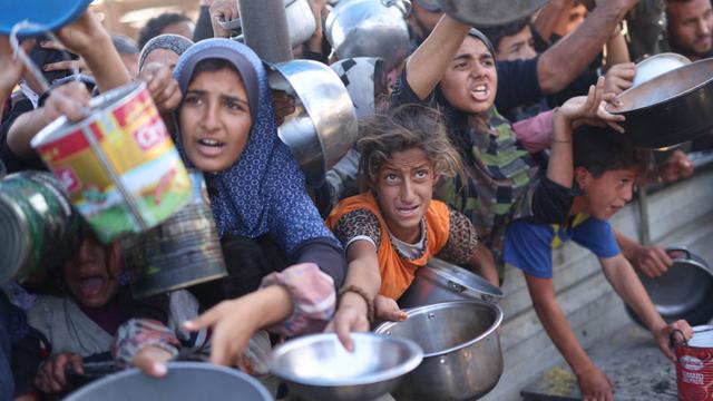 Krisis Pangan di Gaza, Rintih Tangis Anak-anak Pengungsi Palestina Saat Antre Makanan