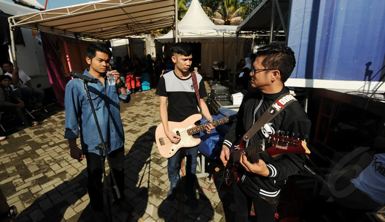 Dibya Dika (kiri) bersiap di belakang panggung inBox di Cibinong Square, Bogor, Kamis (29/1/2015). Dibya Dika merupakan pemenang kedua Music Video Contest yang digelar Vidio.com. (Liputan6.com/Helmi Fithriansyah)