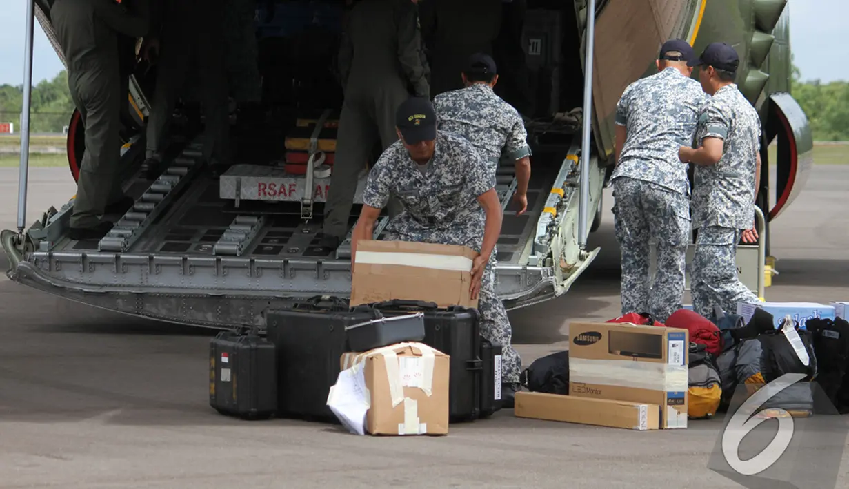 Militer Singapura memindahkan barang bantuan untuk membantu Indonesia mencari AirAsia QZ8501, Pangkalan Bun, Kalteng, Kamis (1/1/2015). (Liputan6.com/Herman Zakharia)