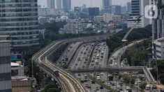 Rangkaian kereta LRT Jabodebek saat melintas di kawasan Pancoran, Jakarta, Selasa (26/11/2024). (Liputan6.com/Angga Yuniar)