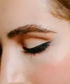 Ilustrasi eyeliner dan mascara yang waterproof. (Foto: Unsplash/Taylor Heery)
