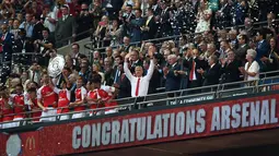 Pelatih Arsenal, Arsene Wenger merayakan kemenangan trofi Community Shield di Wembley Stadium, Minggu (2/8/2015). Arsenal menang atas Chelsea dengan skor 1-0. (Reuters/Dylan Martinez)