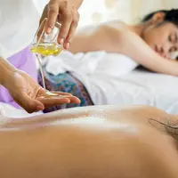 Selain menikmati budaya dan kulinernya, kamu bisa mengajak ibumu untuk melakukan spa treatment bersama. (Foto: Unsplash.com/alan caishan)