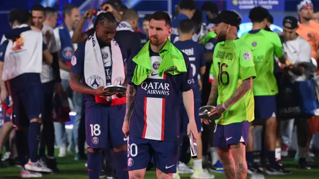 Foto: Ekspresi Datar Lionel Messi saat PSG Merayakan Gelar Juara Liga Prancis