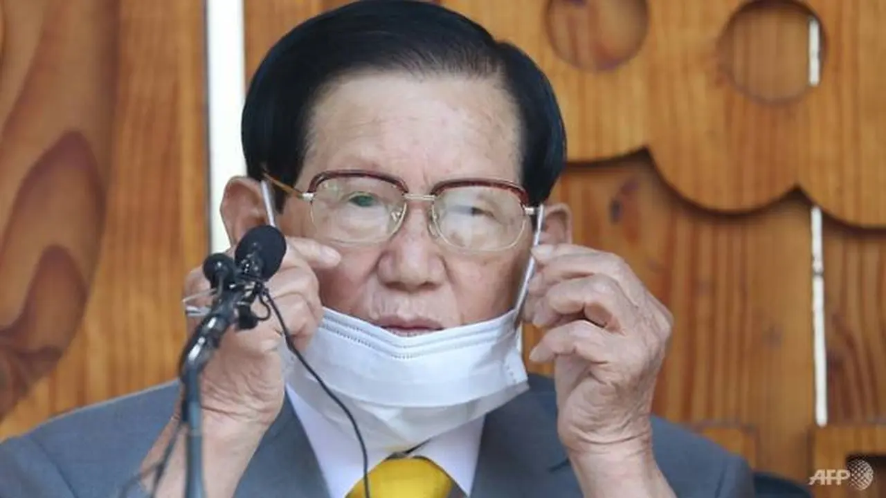 Pemerintah kota Seoul telah mengajukan pengaduan pembunuhan terhadap pemimpin Shincheonji Lee Man-hee karena gagal bekerja sama dalam mengatasi epidemi.