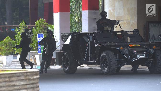 Satuan Penanggulangan Teror (Sat Gultor) TNI menggelar simulasi penanggulangan aksi terorisme di kawasan Gelora Bung Karno, Senayan, Jakarta Pusat, Rabu (1/8). Simulasi merupakan bagian dari persiapan pengamanan Asian Games 2018. (Merdeka.com/Imam Buhori)