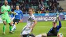 Bek Jerman, Marcel Halstenberg, berebut bola dengan bek Estonia, Joonas Tamm, pada laga Kualifikasi Piala Eropa 2020 di Talinn, Minggu (13/10). Estonia kalah 0-3 dari Jerman. (AFP/Janek Skarzynski)