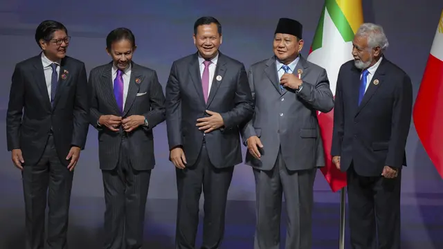 Sultan Brunei, Prabowo Subianto, PM Kamboja, Presiden Filipina, PM Timor Leste dalam sesi foto di ASEAN Summit Kuala Lumpur Malaysia, 26 Mei 2025. (AP/Vincent Thian)