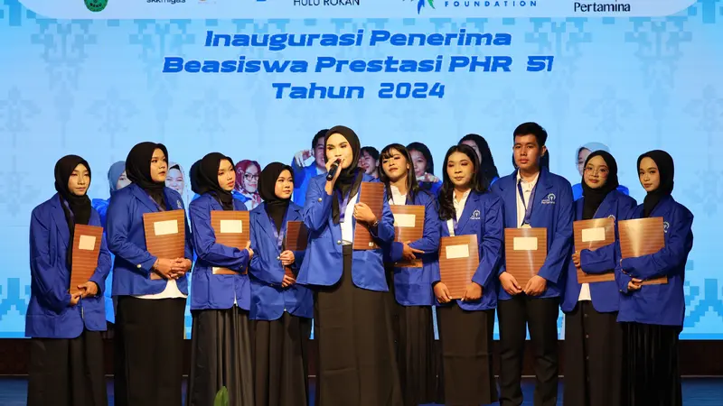 Sepuluh penerima beasiswa prestasi Pertamina 2024, nampak sumringah mengikuti Inaugurasi Penerima Beasiswa Prestasi S-1 Tahun 2024, yang digelar PT Pertamina Hulu Rokan (PHR) di Gedung Pertemuan RCC Rumbai, Pekanbaru, Riau. (Liputan6.com/Jayadi Supriadin)