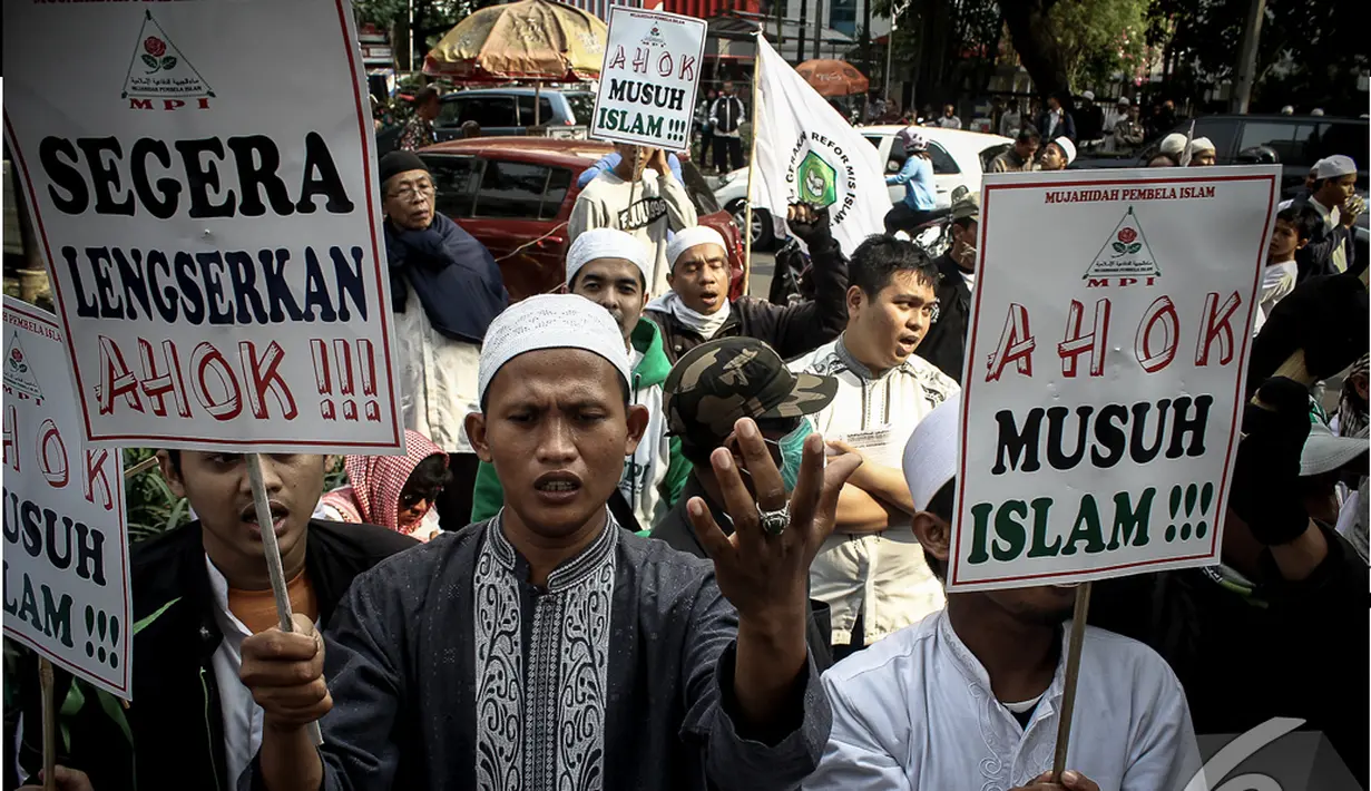  Puluhan massa  berunjuk rasa di depan Balai Kota, Jakarta, Jumat (24/10/2014) (Liputan6.com/Faizal Fanani)