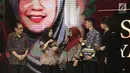 Pemenang Kategori pemberdayaan UMKM, Santi Setyaningsih berbincang usai mendapatkan piala dari Menteri Koperasi dan UKM Anak Agung Gede Ngurah Puspayoga saat ajang Liputan6 Awards 2018 di SCTV Tower, Jakarta, Minggu (20/5). (Liputan6.com/Herman Zakharia)